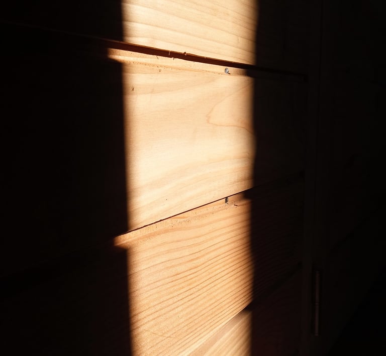 un mur en bois au soleil