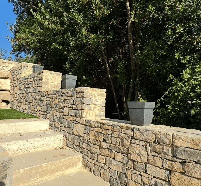mur-en-pierre-uzes.jpg