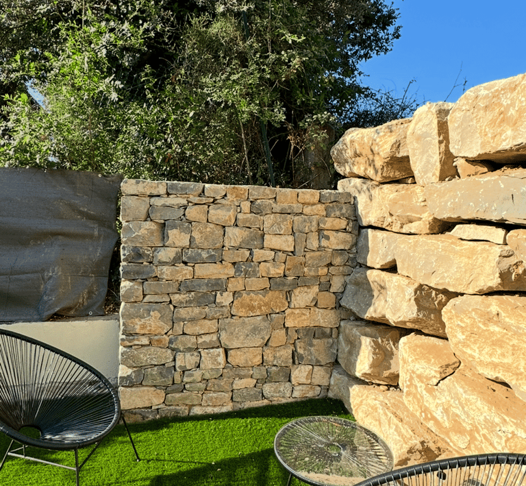 mur-en-pierre-uzes.jpg