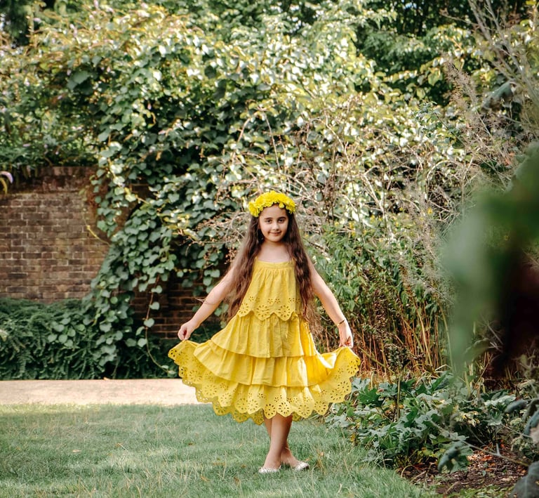 Girl in yellow dress playing in garden – Fred Art Studio outdoor shoot