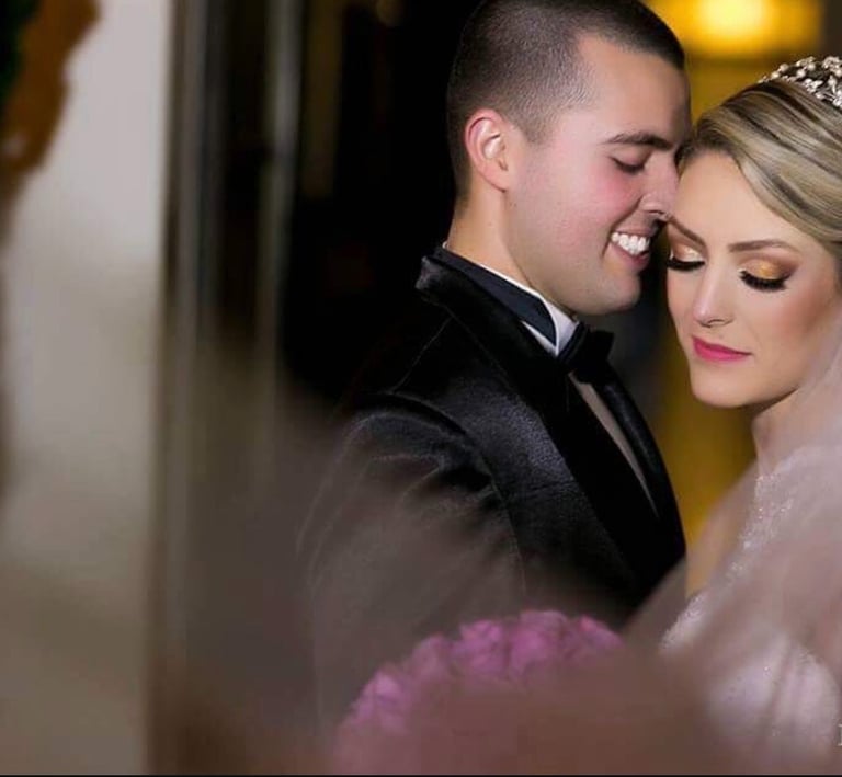 Un beso que sella para siempre el destino de dos almas.