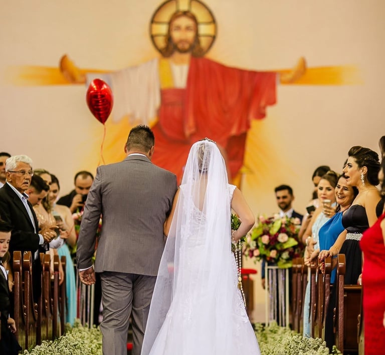 Instante sagrado: la novia entra de la mano de su padre hacia un nuevo destino