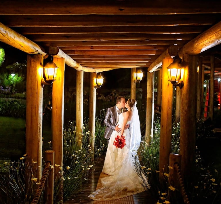 Paseo entre luces cálidas que iluminan el inicio de una historia para siempre