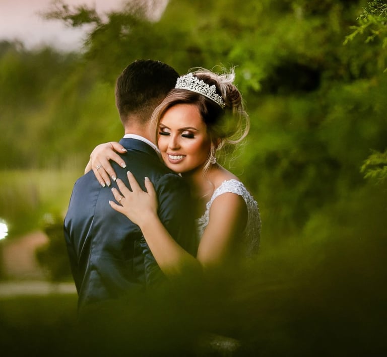 Un abrazo que resume amor, alegría y el inicio de una nueva vida juntos