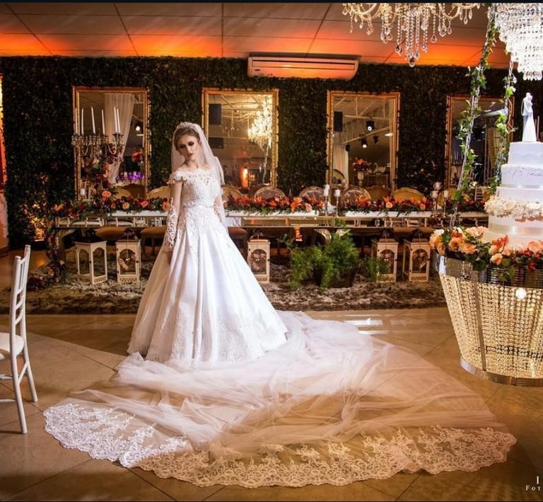 Elegancia nupcial en un escenario de ensueño.
