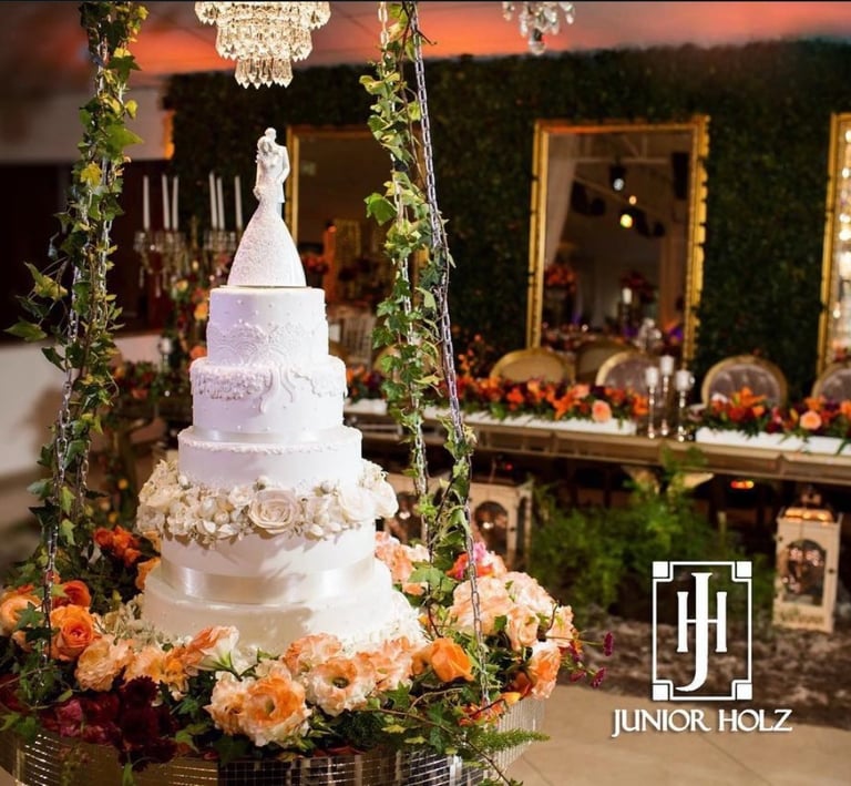 Una tarta suspendida como obra de arte celestial.