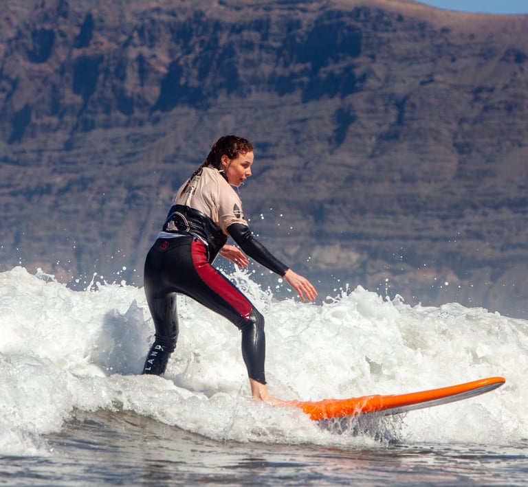 un cours de surf en français a Lanzarote