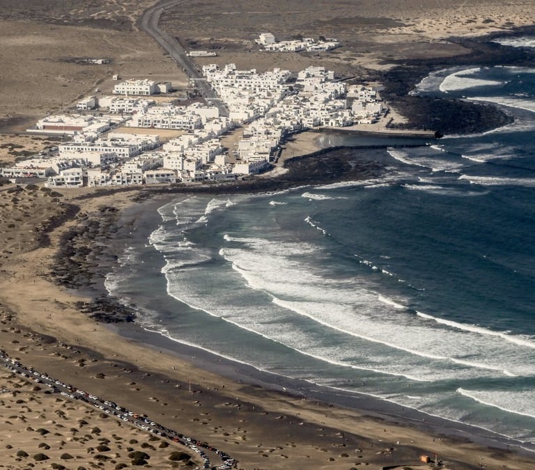 le village de surfeurs à la plage de Famara