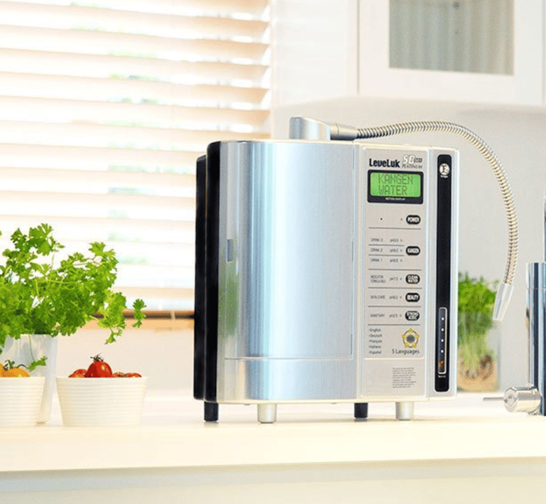 Equipamento Enagic Leveluk Platinum em uma cozinha moderna