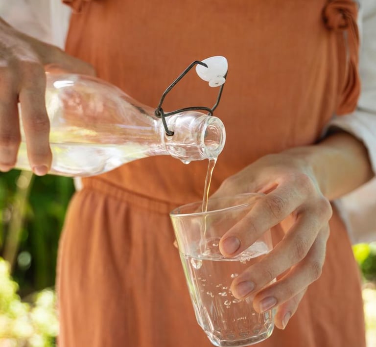 Colocando água pura em um copo 