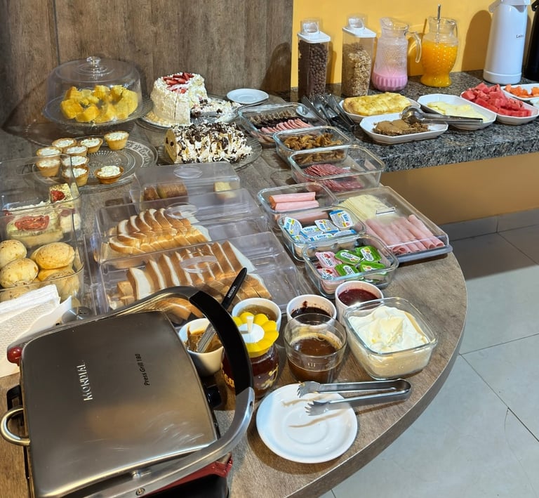 Café da manhã do Hotel Presidente em Ibirubá RS com variedade de opções