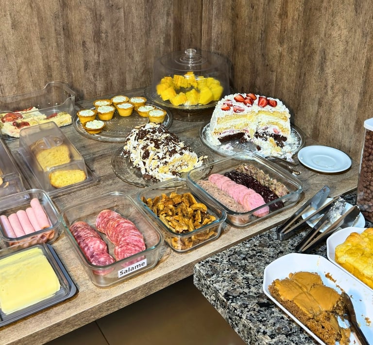 Café da manhã do Hotel Presidente em Ibirubá RS com variedade de opções