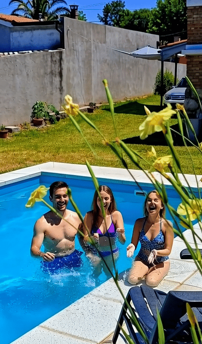 El Refugio - Huéspedes en piscina y parque2