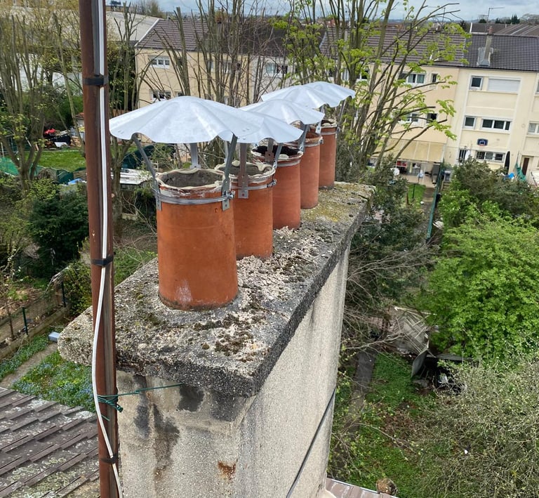 Pose de cinq chapeaux de cheminée en inox sur mitron.