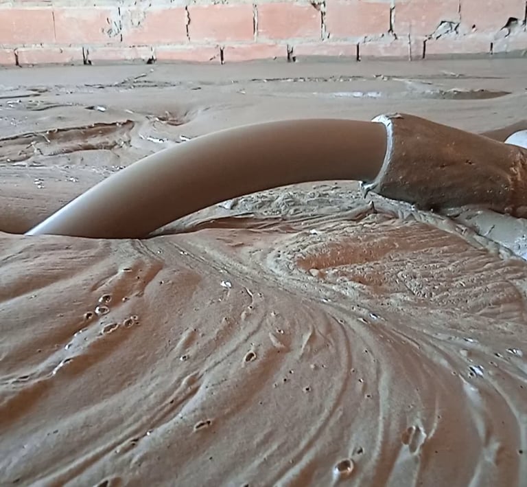 Manguera vertiendo concreto celular para contrapiso alivianado