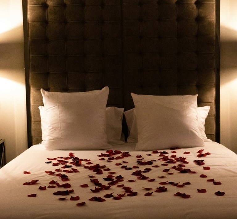 ein Bett mit Rosenblättern darauf