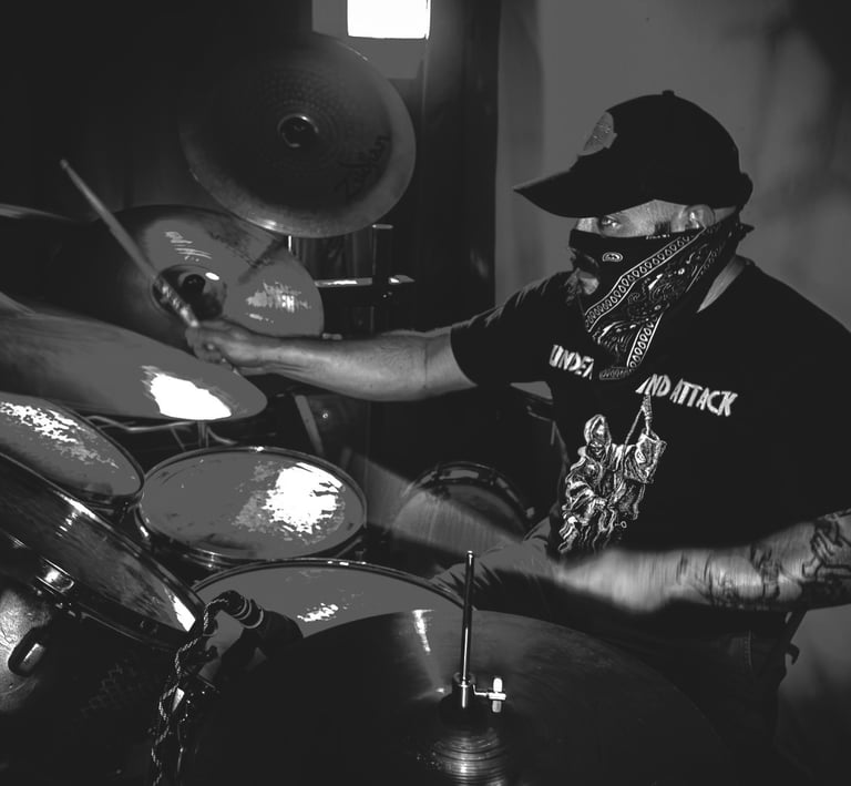 Enanoise playing drums live