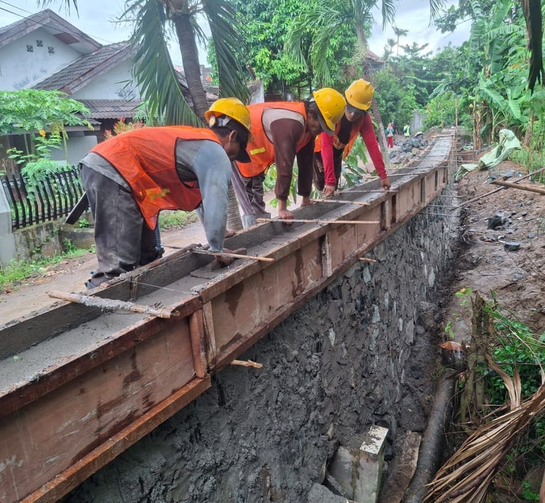 Pekerjaan tanggul perumahan Delta Pekayon kota Bekasi