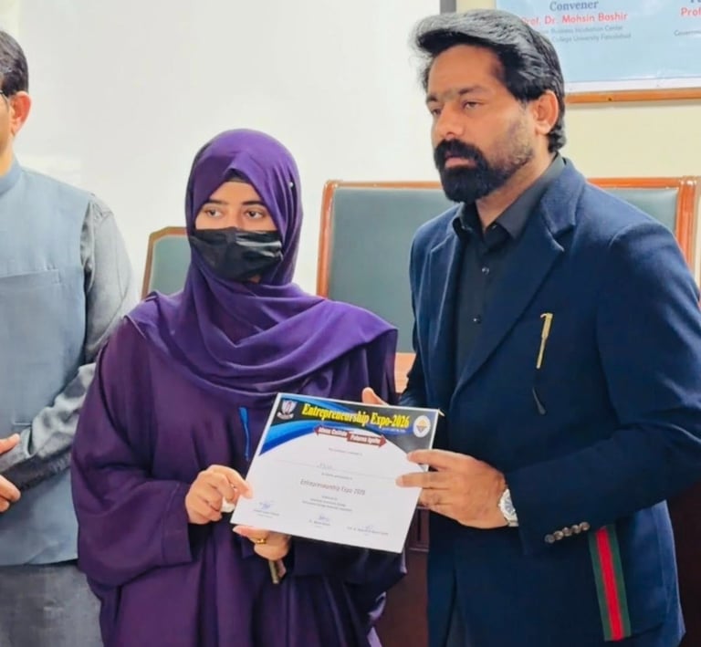 Saqib Khan Chadhar MPA PP-97 Chiniot Distrubing Certificates among the students of skills developmen