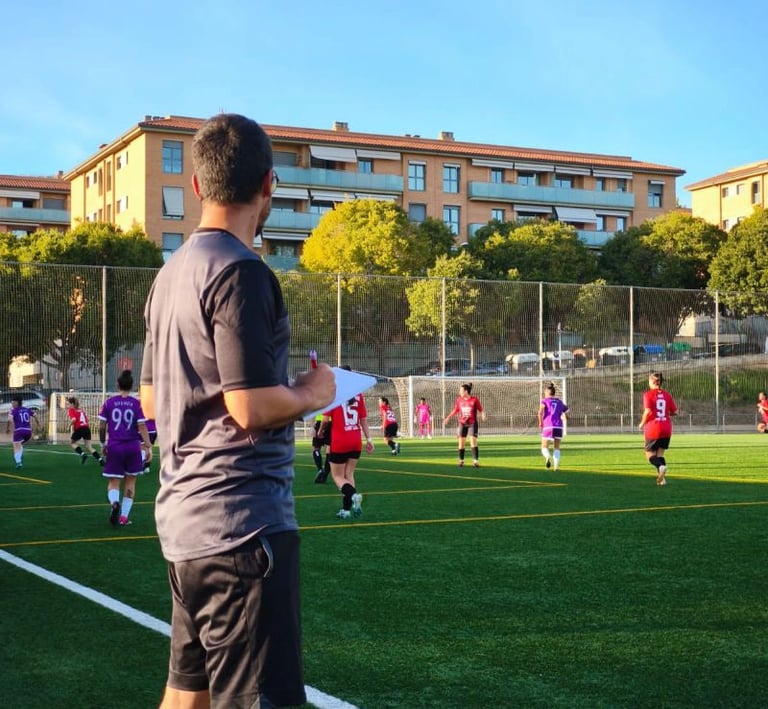 Recogiendo datos en un partido de liga. Deporte: fútbol femenino.