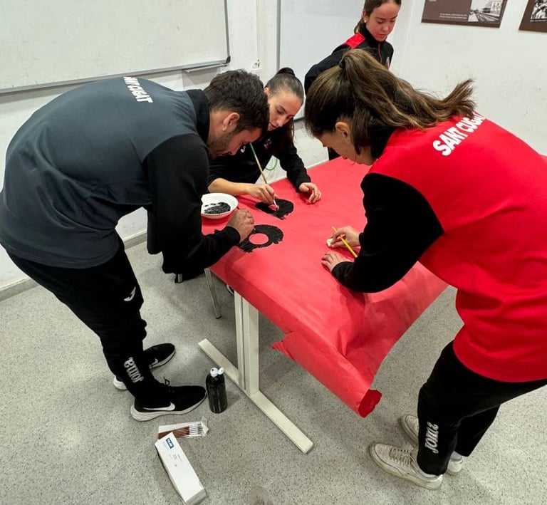 Dinámica grupal. Pancarta para jugadora lesionada.