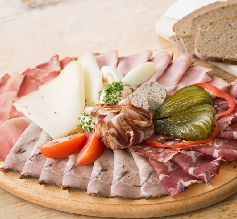 feiner Aufschnitt mit verschiedenen Aufstrichen vom Kölblhof
