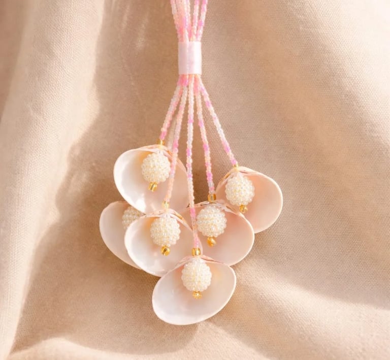 collar rosa con perlas