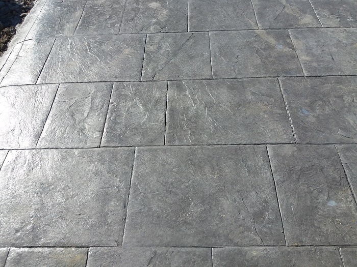 Hormigón impreso con acabado de piedra inglesa en color gris