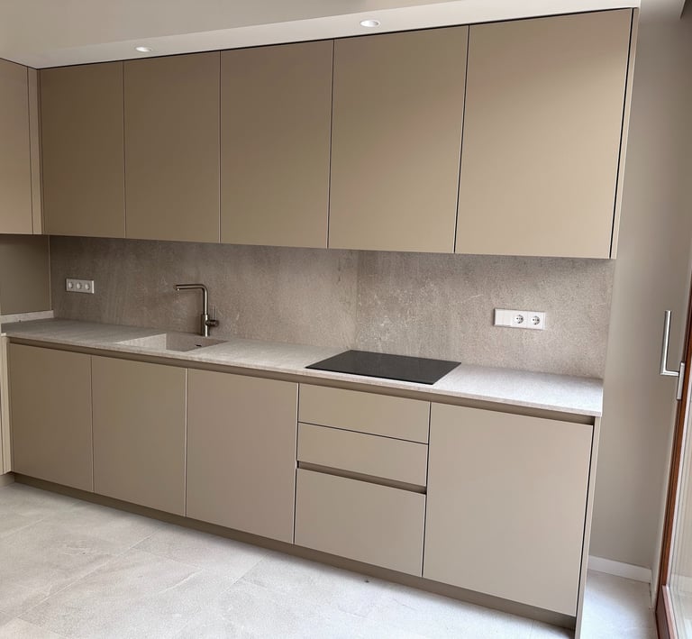 Reforma integral de cocina en Mallorca con diseño funcional y materiales de primera calidad