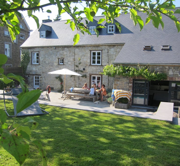 Terrasse ensoleillée de la maison d'hôtes à Crupet
