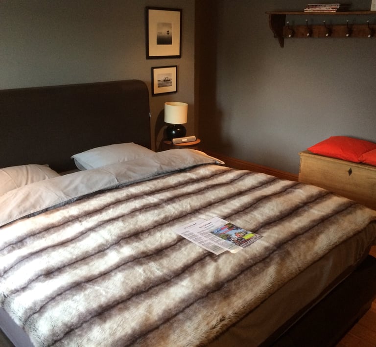 Chambre La Riva avec lit double et vue piscine et jacuzzi