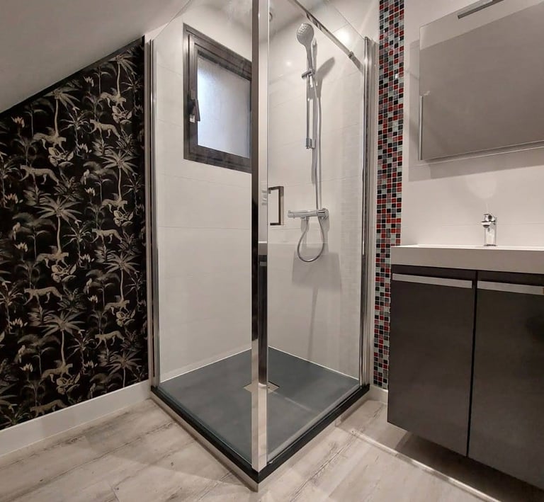 Jolie coin de douche avec petit bandeau en mosaïque. Meuble vasque et miroir