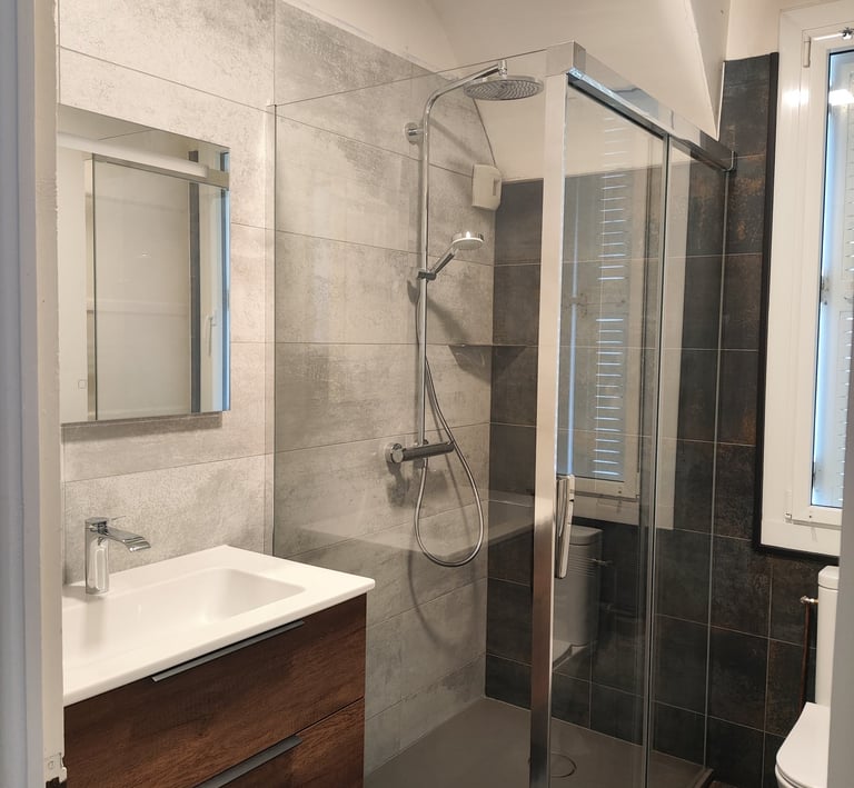 Joli mélange de faïences Grise et Noires, Douche avec paroi coulissante,  meuble vasque aspect bois et miroir