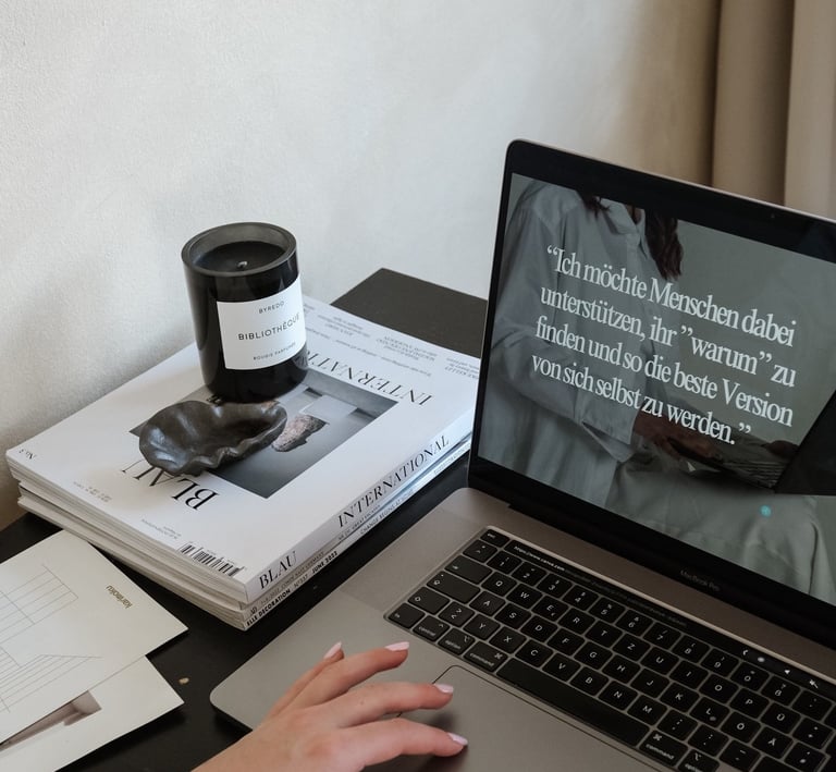 Online-Coaching für Karriere und Persönlichkeit am Laptop