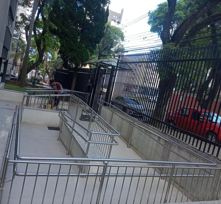 Guarda-corpo de inox sob medida instalado em residência em Curitiba