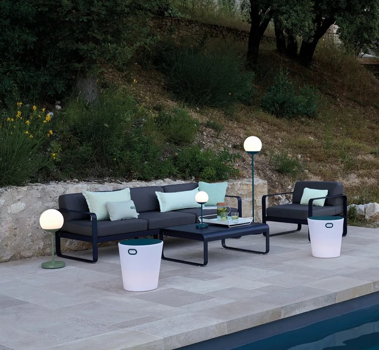 Espace bien-être, détente confortable et luxueux au bord de la piscine