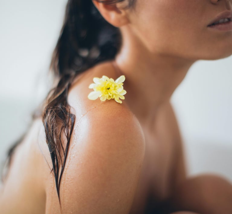 Vrouw met bloem op haar schouder 