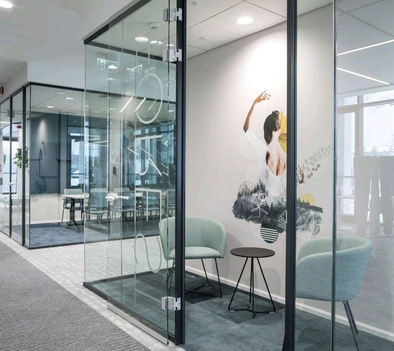 Open space aménagé, bureaux vis-à-vis plexiglass, baies vitrées