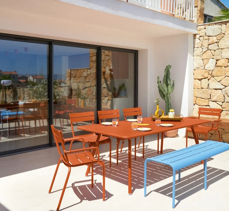 Terrasse ensoleillée aménagée pour le déjeuner de clients ou collaborateurs