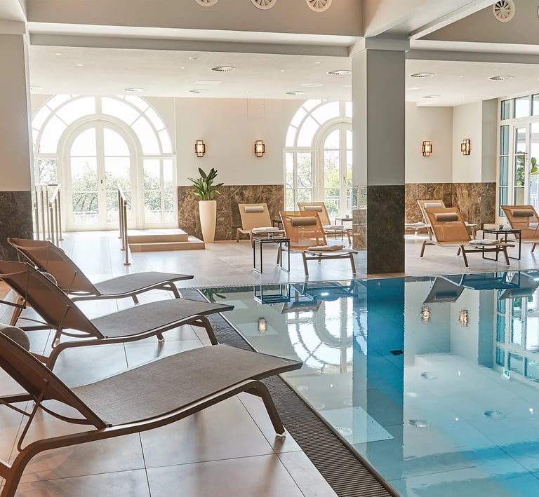 Espace piscine de détente et de luxe aménagé 