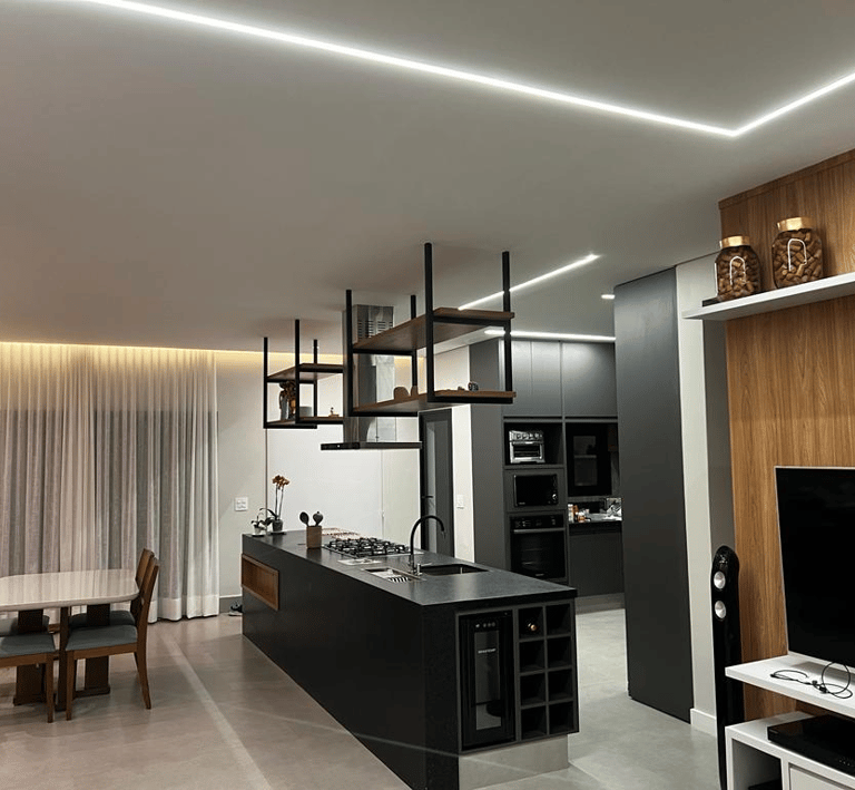 imagem de uma cozinha gourmet equipada com equipamentos inteligente