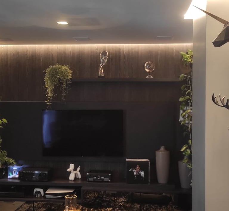 sala elegante equipada com iluminação inteligente, cortina motorizada e home theater