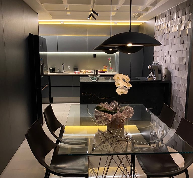 imagem de uma cozinha sofisticada e equipada com equipamentos seguindo o estilo