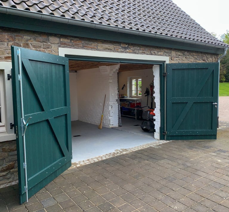 Massives Tor aus Massivholz, grün lackiert, individuell gefertigt , Geöffnete lage