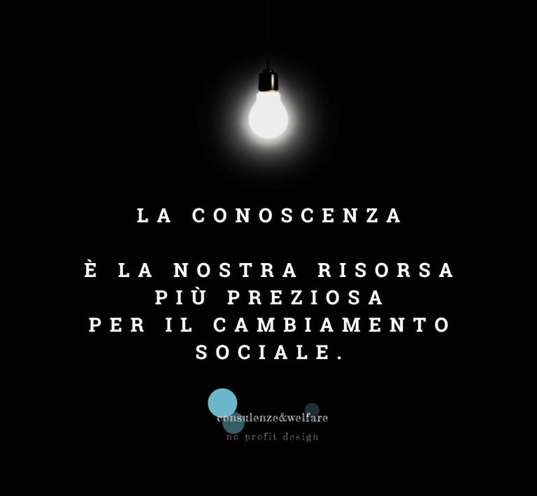 una lampadina con una frase riguardo la conoscenza come risorsa di cambiamento sociale