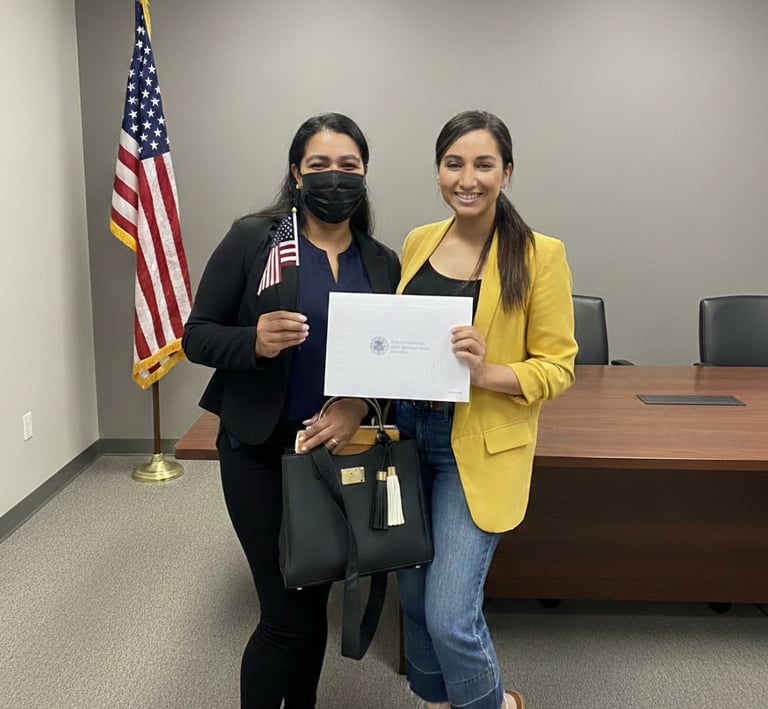 mujer recibiendo green card en green ligth multiservice