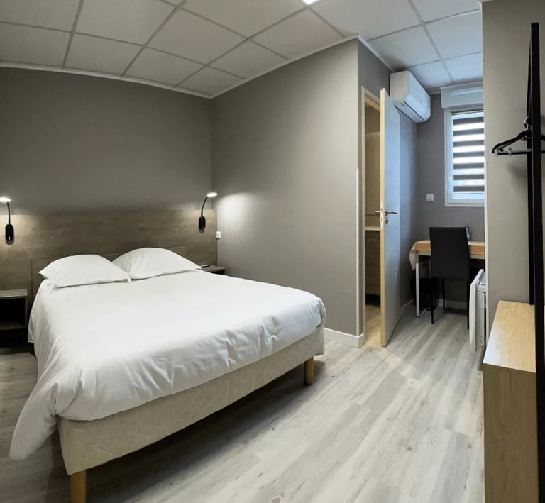 Chambre confort double climatisée hôtel à Chinon avec Wi-Fi fibre et Chromecast