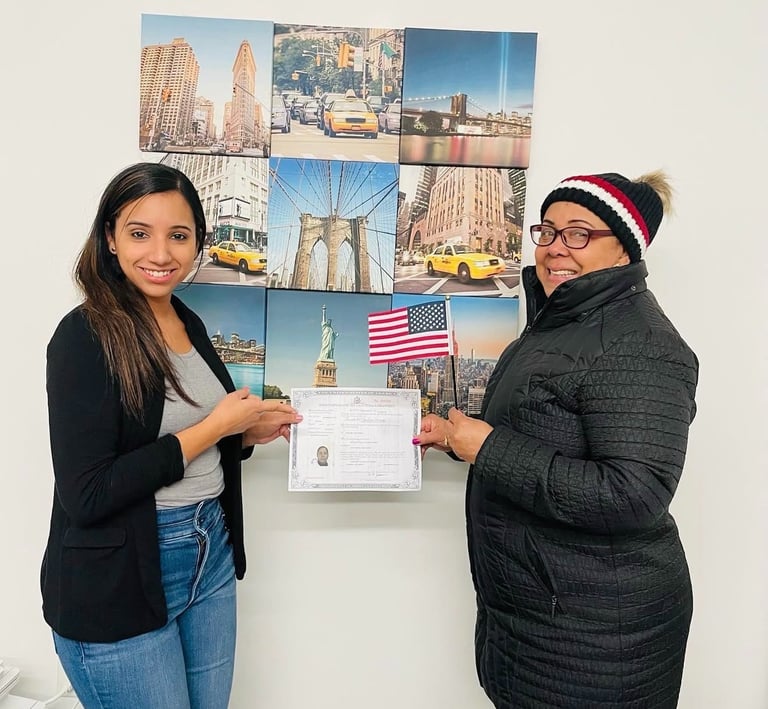 mujer recibiendo su naturalizacion gracias a green ligth multiservice