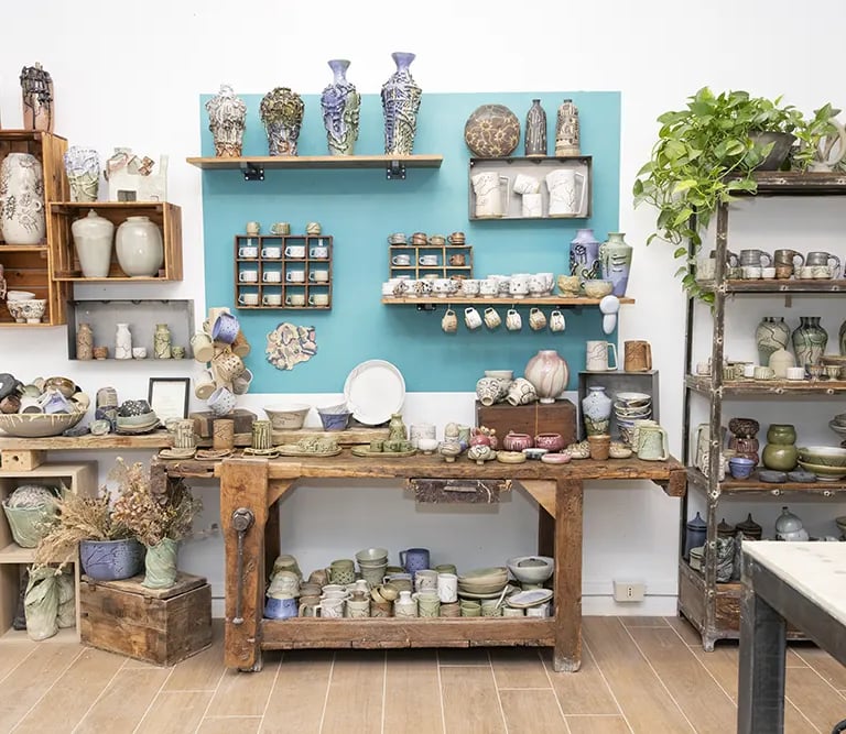 immagine del laboratorio con le sue opere