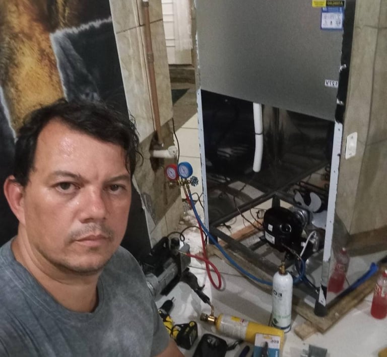 Técnico fazendo reparo de geladeira